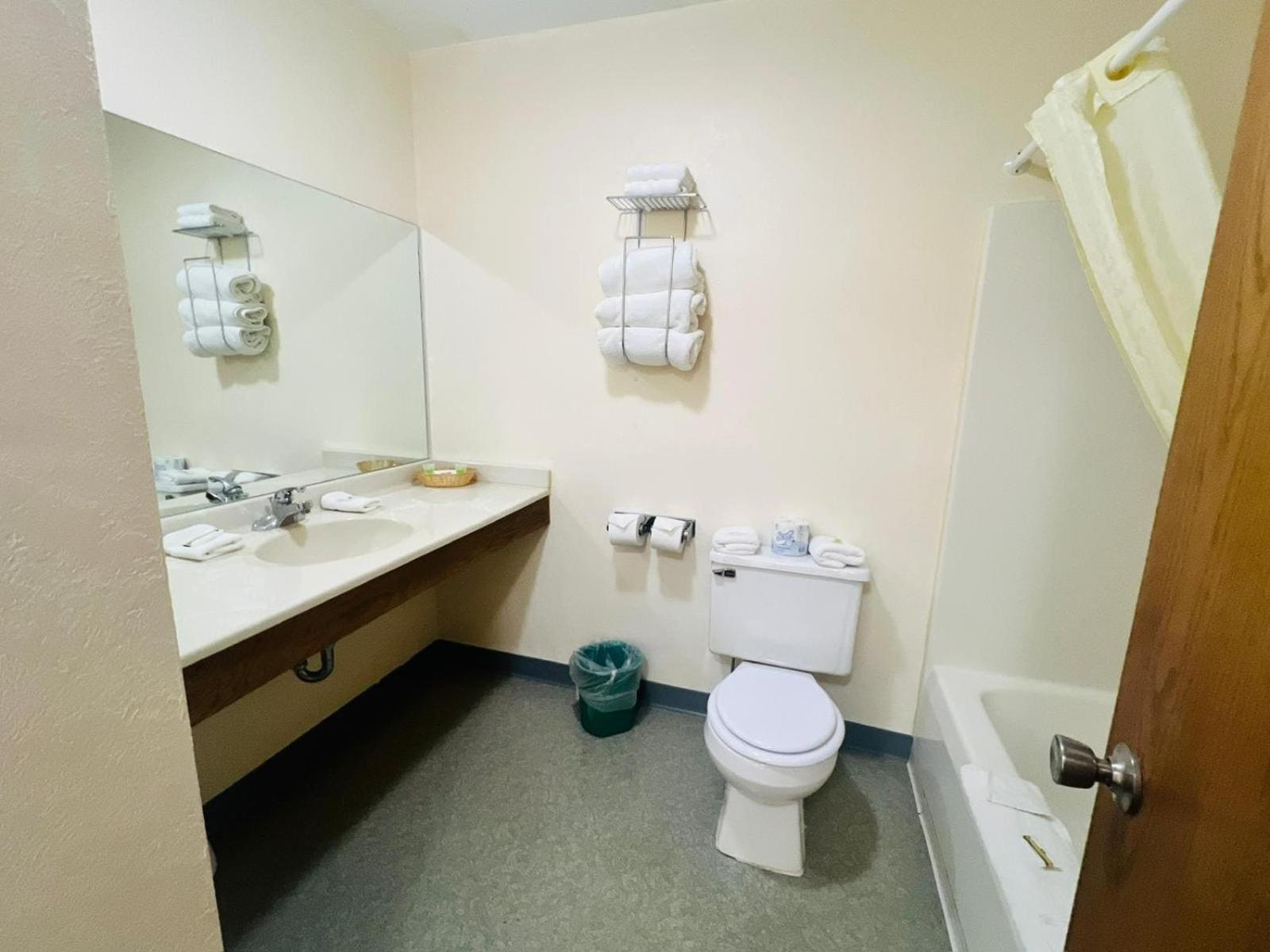 Villa Inn Motel Near Hwy 12 Wi Capital O Fort Atkinson Luaran gambar