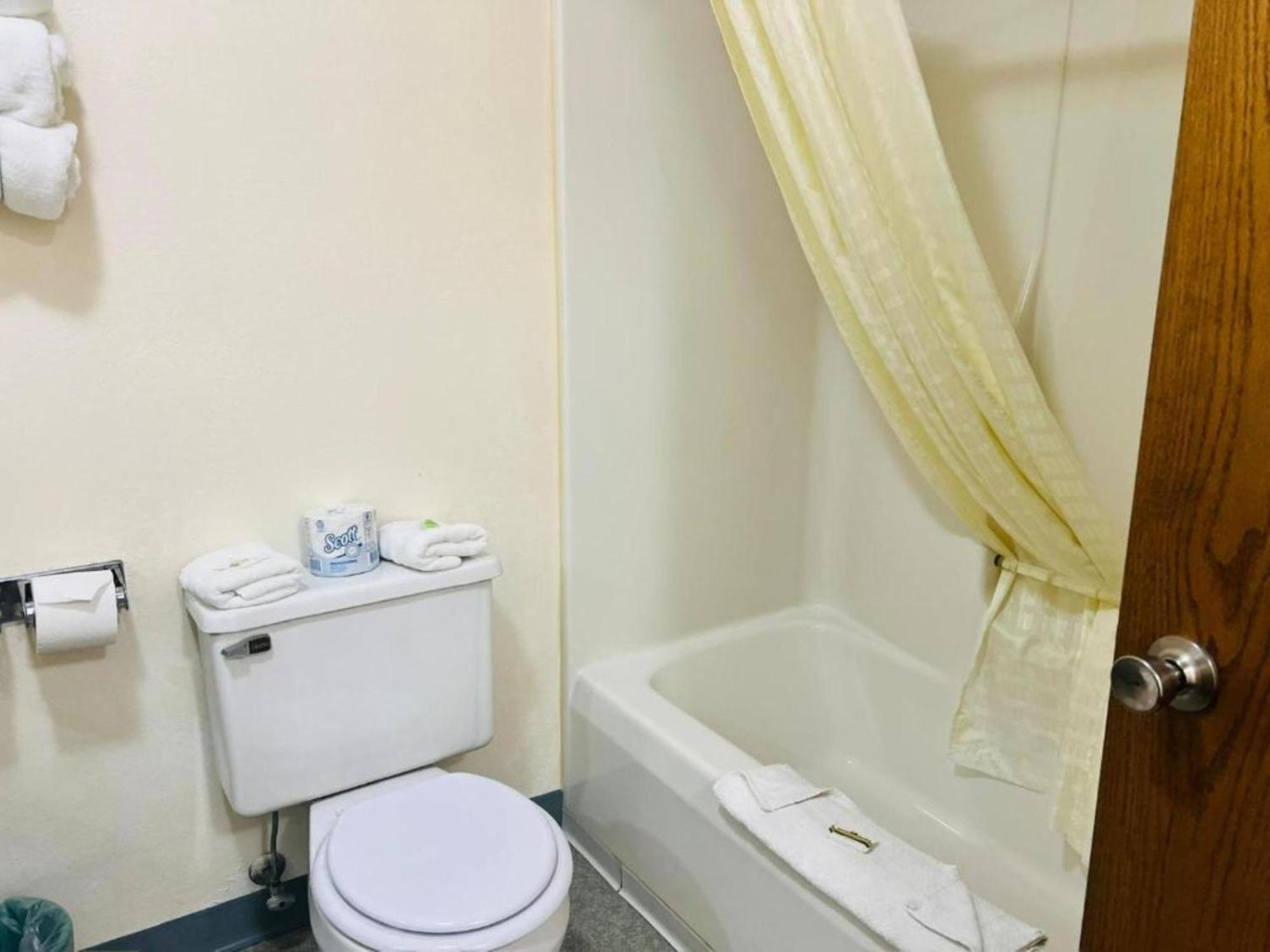 Villa Inn Motel Near Hwy 12 Wi Capital O Fort Atkinson Luaran gambar
